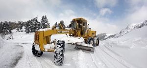 Gümüşhane'de karla mücadele çalışmaları sürüyor