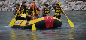 Şırnak’ta şehitler anısına rafting yapıp Türk bayrağı ve pankart açtılar
