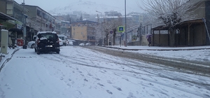 Kulp’ta kar yağışı başladı, okullar tatil edildi