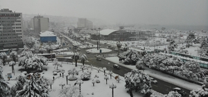 Samsun bembeyaz
Kar, beyaz gelinlik gibi Samsun'u örttü
109 mahalle yolu ulaşıma kapandı, halı saha çöktü