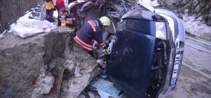 Trabzon’un Tonya ilçesinde üzerine kaya düşen aracın içerisindeki 4 kişinin cansız bedenleri çıkartıldı