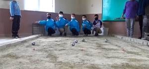 Soba üzerinde topları ısıtıp dağ köyünde bocce oynuyorlar
Türkiye çapında 1...