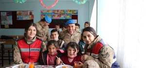 Iğdır'ın sınır köyündeki öğrencilere jandarmadan sürpriz