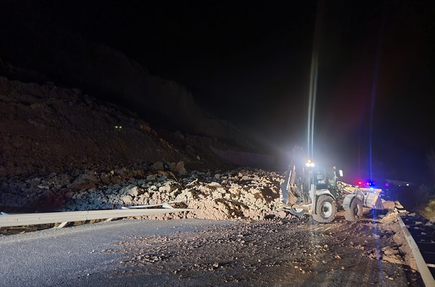   Karların erimesiyle birlikte meydana gelen heyelanda BoluMengen karayolu ulaşıma kapandı.  