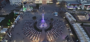 İzmir sofrası kuruldu
İzmir Büyükşehir Belediyesi, ilk iftar yemeğini Konak Meydanı’nda düzenledi