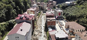 Trabzon’da dere yataklarında 446 ev sel ve taşkın riski altında
Hava sıcaklığının arttığı Trabzon’da kar kütlelerinin erimesi derelerde su seviyesini yükseltti
Kar kütlelerinin erimesiyle derelerde de su seviyesi yükselince gözler bu sefer dere yataklarındaki evlere çevrildi
Dere yataklarındaki yapılaşma ile dikkati üzerine çeken Trabzon’da 446 ev için sel ve taşkın riski onayı verildi
Jeoloji Mühendisi Prof. Dr. Osman Bektaş:
“Eskiden insanlar su nerde ise oraya gidip yerleşmiştir”
AK Parti Trabzon Milletvekili Salih Cora:
“Bir dönüşüm yoluna geçmemiz gerekiyor”