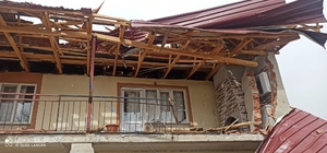 Fırtınanın uçurduğu çatı ortalığı savaş alanına çevirdi