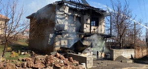 Yozgat’ta 2 katlı bina alevlere teslim oldu
Yozgat’ın Kadışehri ilçesinde 2 katlı kerpiç evde yangın çıktı, itfaiye ekiplerinin müdahale ettiği bina kullanılamaz hale geldi