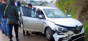 Samsun'da otomobil toprak duvara çaptı: 4 yaralı