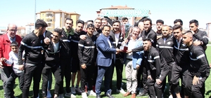 Şampiyon Kale Belediyespor kupasını kaldırdı
Ligi ilk 2 sırada bitiren Kale Belediyespor ve Kıralan Demir kupalarını törenle aldı