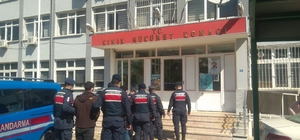 JASAT ekipleri hırsızlık şüphelisi 5 kişiyi yakaladı
İzmir'de 2 ilçede hırsızlık operasyonu: 5 şüpheli yakalandı