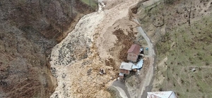 Trabzon’da çamur afeti
Yaylalarda eriyen kar suları sonrası dağın yamacından akan çamur deryası Sürmene ilçesi Oylum mahallesini çamura buladı
Çamur deryasına dönen mahallede 3 ev yıkıldı, eski okul ve yanındaki lojman çamurla doldu
Yıkılan evlerde kalanlar gece akan çamurun sesini duyup evlerini terk etmişler