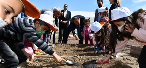 Minik eller tohumları toprakla buluşturdu