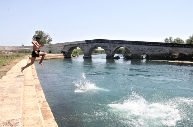Antalya’da gençlerin tehlikeli serinlik arayışı yürekleri ağza getirdi
Turizm kenti Antalya’da hava sıcaklığı 30 dereceye yaklaştı