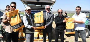 Keçiborlu’da 36 çiftçiye 9 milyon mısır tohumu dağıtıldı
Vali Seymenoğlu ‘’Devletimizin desteği gün geçtikçe artıyor’’