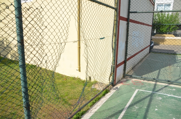 Marmaris'teki basketbol sahasının tel örgüleri tahrip edildi