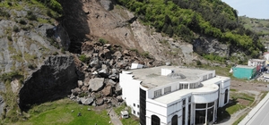 Samsun'da heyelan: Dağ akıp geldi
Düğün salonu binası kayaların yola ilerlemesini engelledi