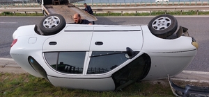 Samsun'da yoldan çıkan otomobil devrildi