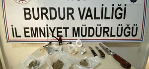 Yakalanacaklarını anlayınca uyuşturucu maddeyi araçtan dışarıya attılar