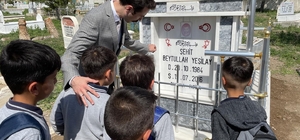 Kaymakam Açıkgöz, öğrencilerle şehit mezarını ziyaret etti