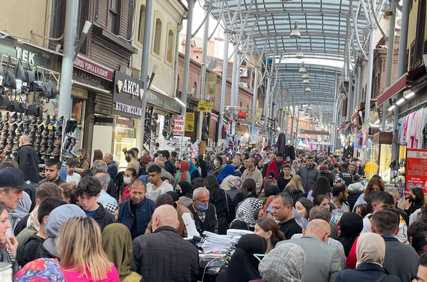 Çarşı pazarda bayram bereketi yaşanıyor
Bursa’nın tarihi çarşı ve pazarlarındaki esnafın yüzü güldü