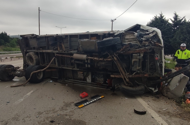 Bursa’da kontrolden çıkan kamyon yan yattı: 1 yaralı