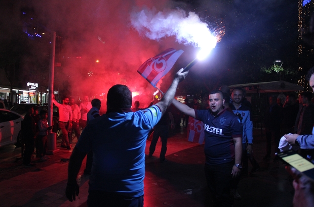 Trabzonspor fırtınası Manisa'da esti
Trabzonspor'un 38 yıl sonra gelen şampiyonluğuna coşkulu kutlama
Manisa'da yaşayan Trabzonspor taraftarları 38 yıl sonra gelen şampiyonluğu sokaklara çıkarak kutladı