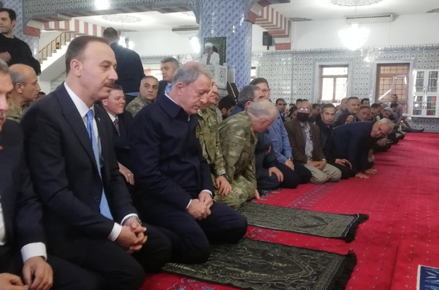Milli Savunma Bakanı Hulusi Akar bayram namazını Balıklıgöl’de kıldı
Milli Savunma Bakanı Hulusi Akar Şanlıurfa’da