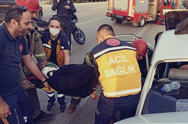Bursa’da trafik kazası: 4 kişi sıkışarak yaralandı