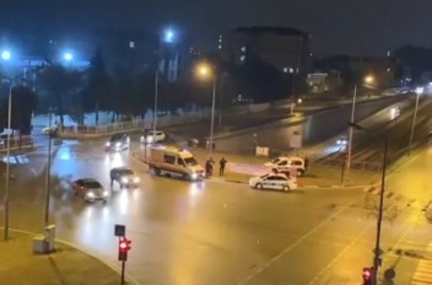 Bursa’da intiharı polis engelledi
İntihar etmek için köprülü kavşağa çıkan genç polisin müdahalesiyle engellendi