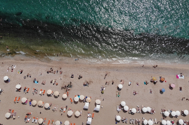 Alanya plajları bayram tatilinde yerli yabancı akınına uğradı
Bayram tatilini fırsat bilenler Alanya plajlarına akın etti