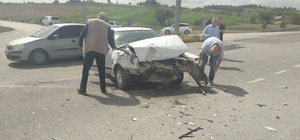 Otomobil kontrolsüz şekilde kavşağa giren kamyona çarptı: 5 yaralı