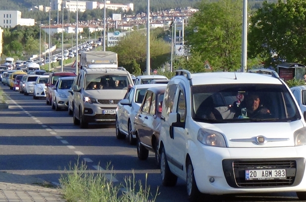 Tatilcilerin dönüş kuyruğu
Ramazan Bayramı tatili için Muğla’ya gelen vatandaşlar Menteşe İzmir-Denizli yol ayrımında uzun kuyruklar oluşturdu.