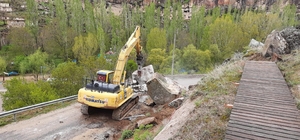 Sağanak yağışla düşen kaya parçaları yolu trafiğe kapattı