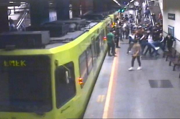 Metrodaki sigara kavgası güvenlik kamerasında
Kavgaya karışan gençler 'Suriyeli' yalanına tepki gösterdi