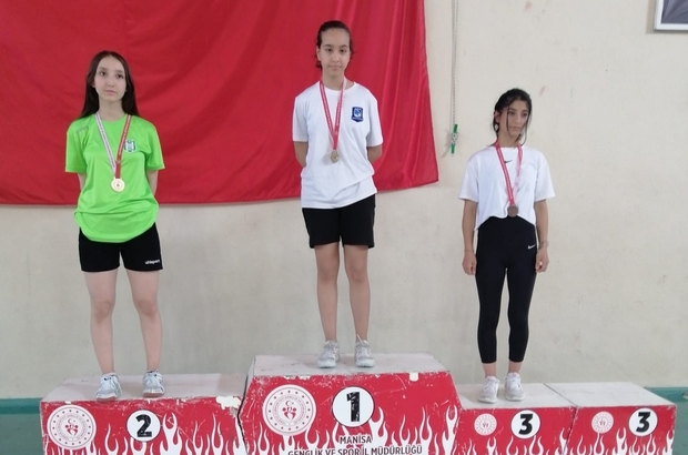 Yunusemreli genç badmintonculardan 4 madalya