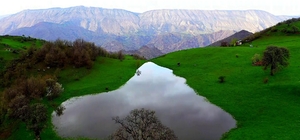 Sisli dağların yeşille bütünleşen manzarası mest ediyor