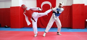 Para tekvandocu öğretmen azmi ile öğrencilerine örnek oluyor