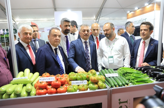 Türkiye’nin ilk Tarım Fuarı 7 yıl aradan sonra kapılarını açtı
Antalya Büyükşehir Belediye Başkanı Muhittin Böcek:
“Verimli toprakları ekonomik değere dönüştürüyoruz”
“Fuar, tarımın buluşma noktası olacak”