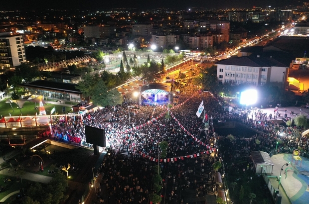 Manisalı gençler Oğuzhan Koç konseri ile coştu
Manisa’da uzun bir aranın ardından düzenlenen ücretsiz halk konseri büyük ilgi gördü