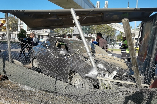 Bursa'da otomobil durağa daldı: 1 yaralı