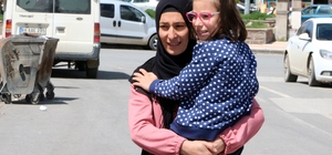 Fedakar anne ömrünü öğretmen olmak isteyen Serebral Palsi hastası kızına adadı