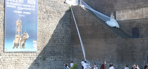 Diyarbakır’ın tarihi mekânlarını gelin duvağı sardı
Diyarbakır surlarında metrelerce uzunluğunda gelin duvağı