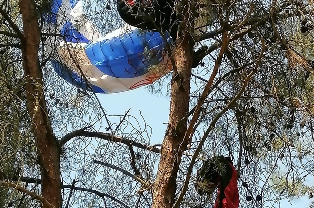 Manisa’da amatör paraşütçü ağaca asılı kaldı
Manisa’da ağaca asılı kalan amatör paraşütçü kurtarıldı