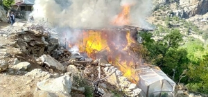 Karaman’da çıkan yangında 4 kişilik ailenin yaşadığı ev kül oldu