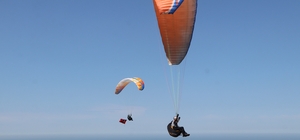 Paraşütçüler gökyüzünü Türk bayraklarıyla süsledi
19 yamaç paraşütçüsü Samsun semalarında süzüldü
