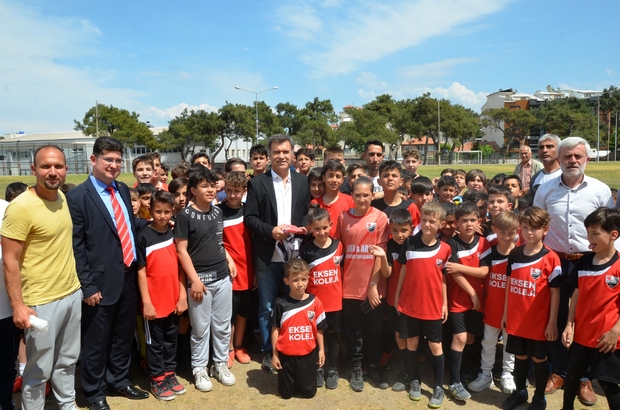 Feyyaz Uçar’a Kırkağaç’ta sevgi seli
Eski milli futbolcu Feyyaz Uçar Manisa'nın Kırkağaç ilçesindeki Çam Festivali'ne katıldı