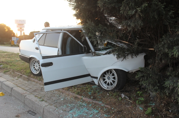 Manisa’da otomobil refüjdeki ağaca çarptı: 1 ölü, 1 ağır yaralı
Manisa’daki kazada sürücü yaralandı, yolcu öldü