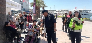 Ayvalık polisi engellilerin yanında
Polisten engellilere çiçek