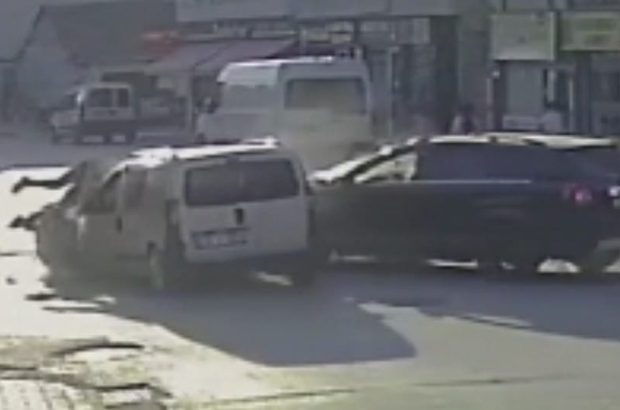 Bursa'da zincirleme kaza: 6 yaralı
3 aracın karıştığı kaza anı güvenlik kameralarına yansıdı